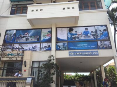 ติดสติ๊กเกอร์กระจกอาคารสูง