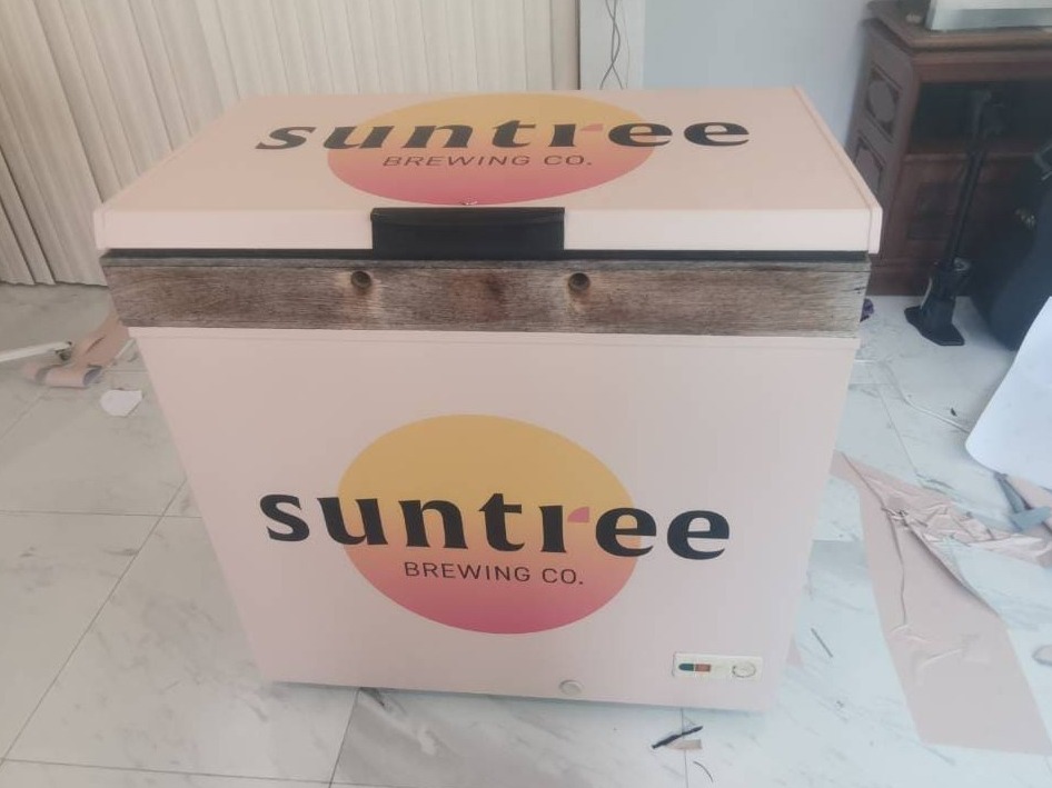 ตัดสติ๊กเกอร์โลโก้ติดตู้แช่