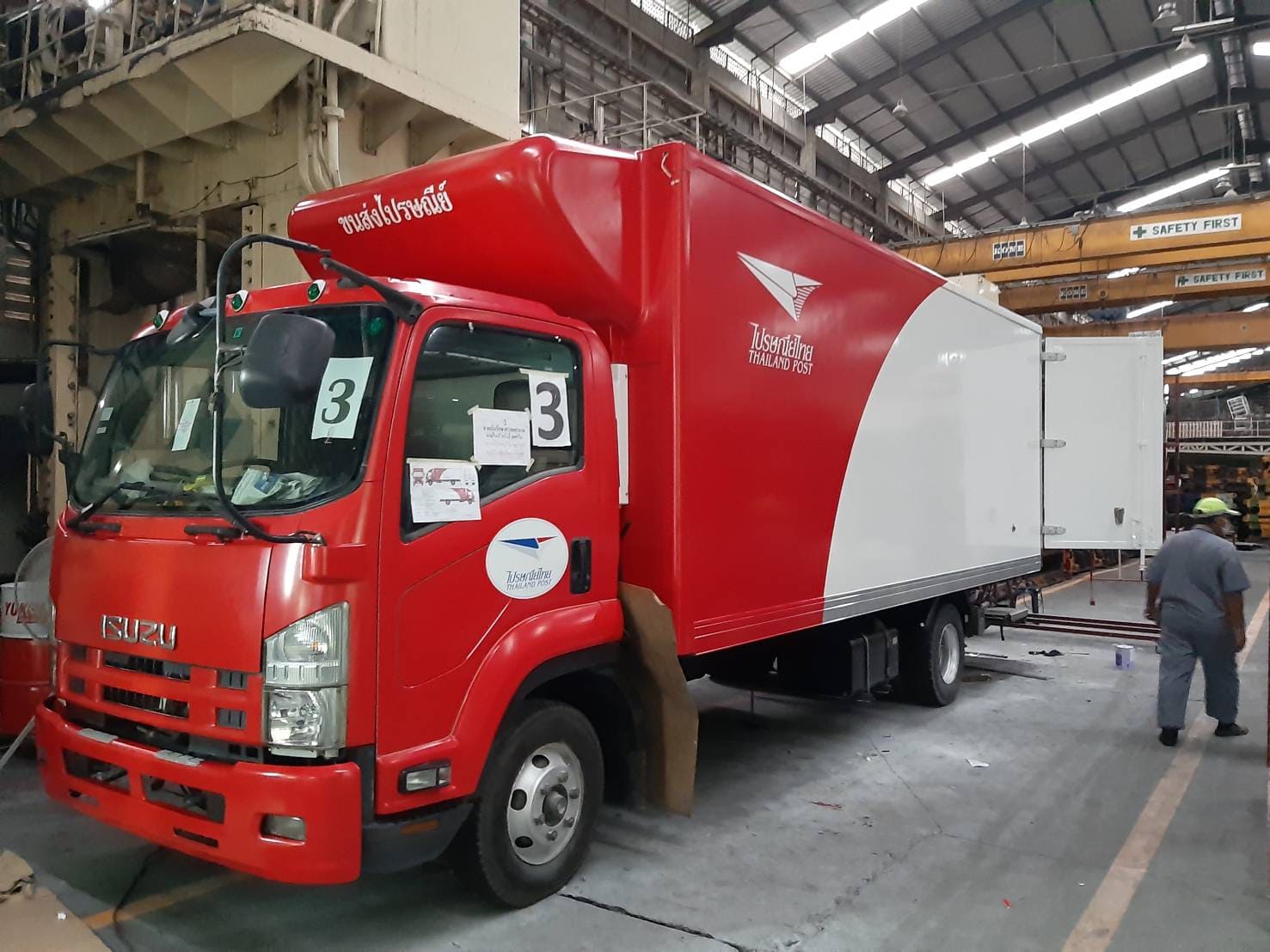 ติดตั้งสติ๊กเกอร์ติดรถบรรทุก