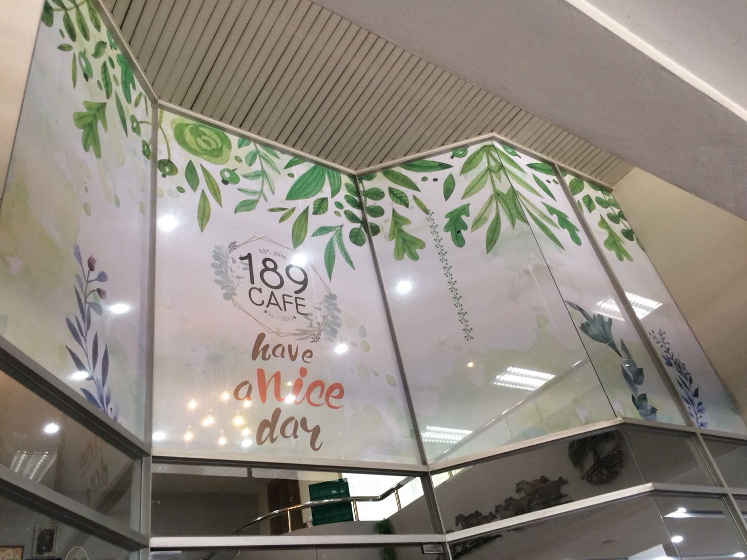 ติดสติ๊กเกอร์กระจกสูง ภายในอาคาร