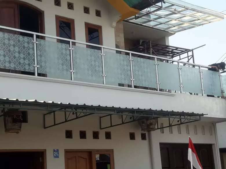 ติดสติ๊กเกอร์ฝ้ากระจกอาคารสูง