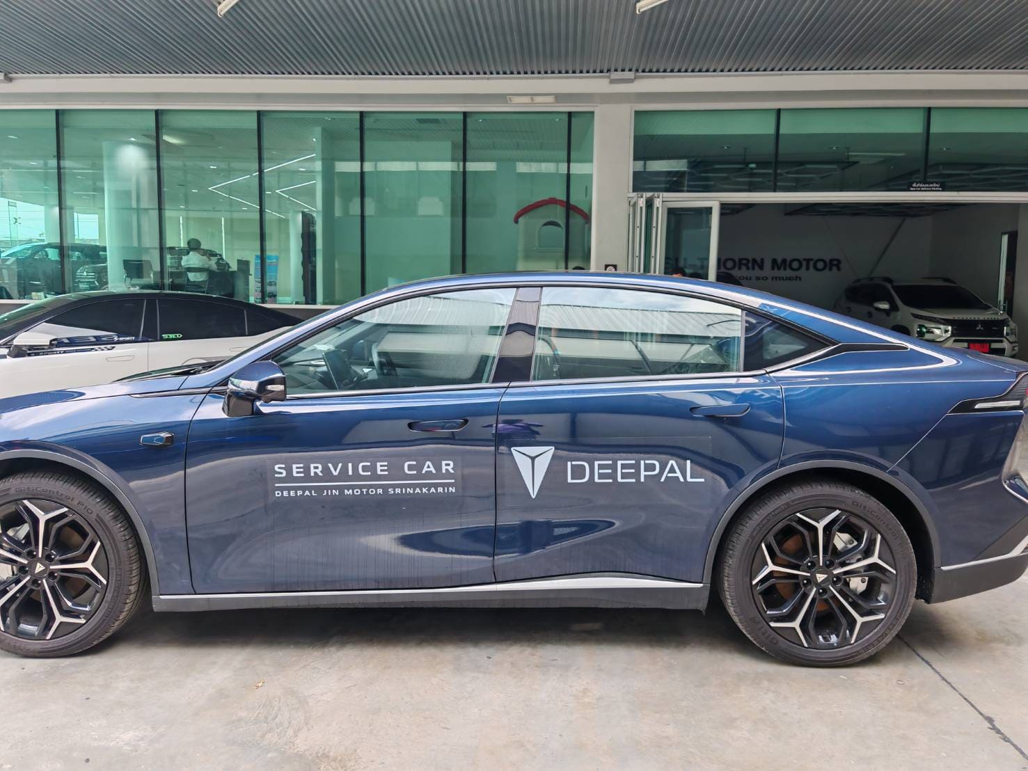 ติดสติ๊กเกอร์ใสกันรอยทั้งคัน