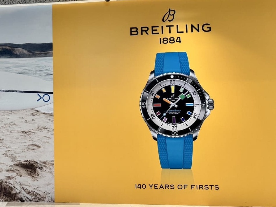 ปริ้นวอลเปเปอร์ติดผนังปูนภายนอก