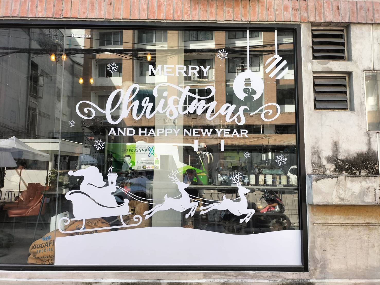 ปริ้นสติ๊กเกอร์ไดคัทติดกระจกตามแบบ