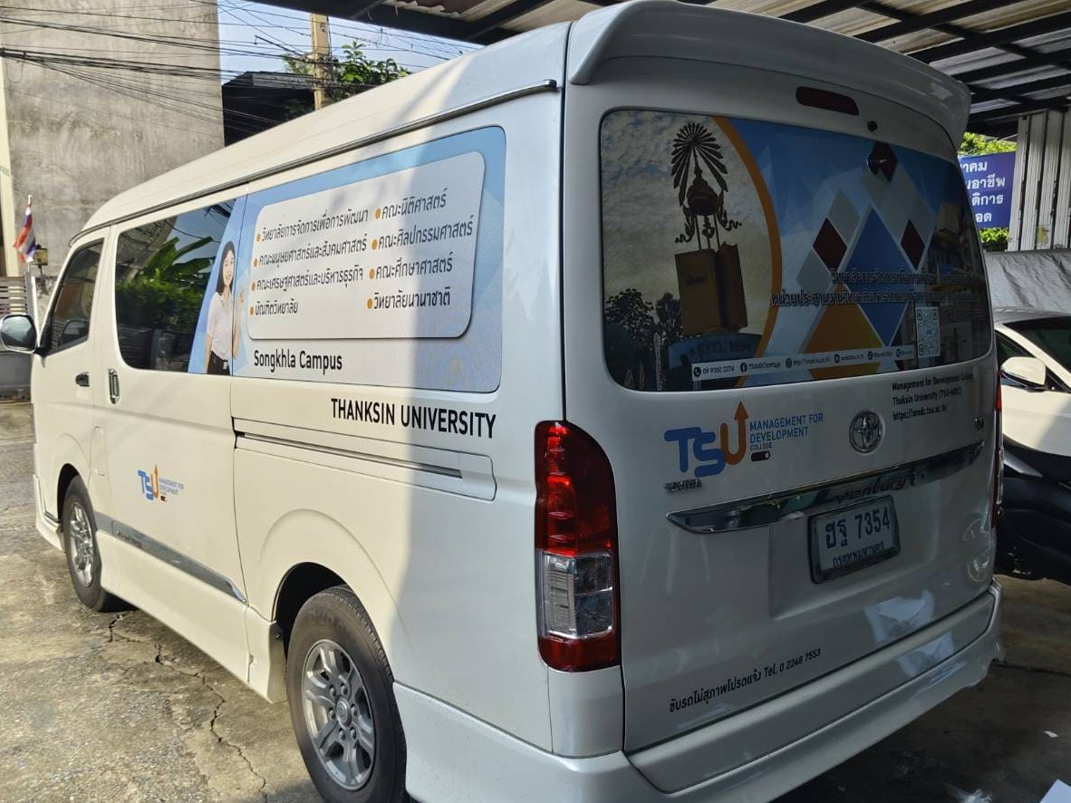 ป้ายสติ๊กเกอร์ซีทรูติดกระจกรถ