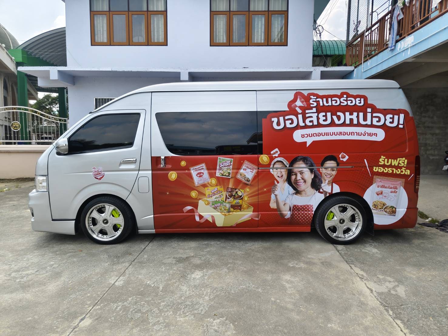 ป้ายสติ๊กเกอร์ติดรถตู้