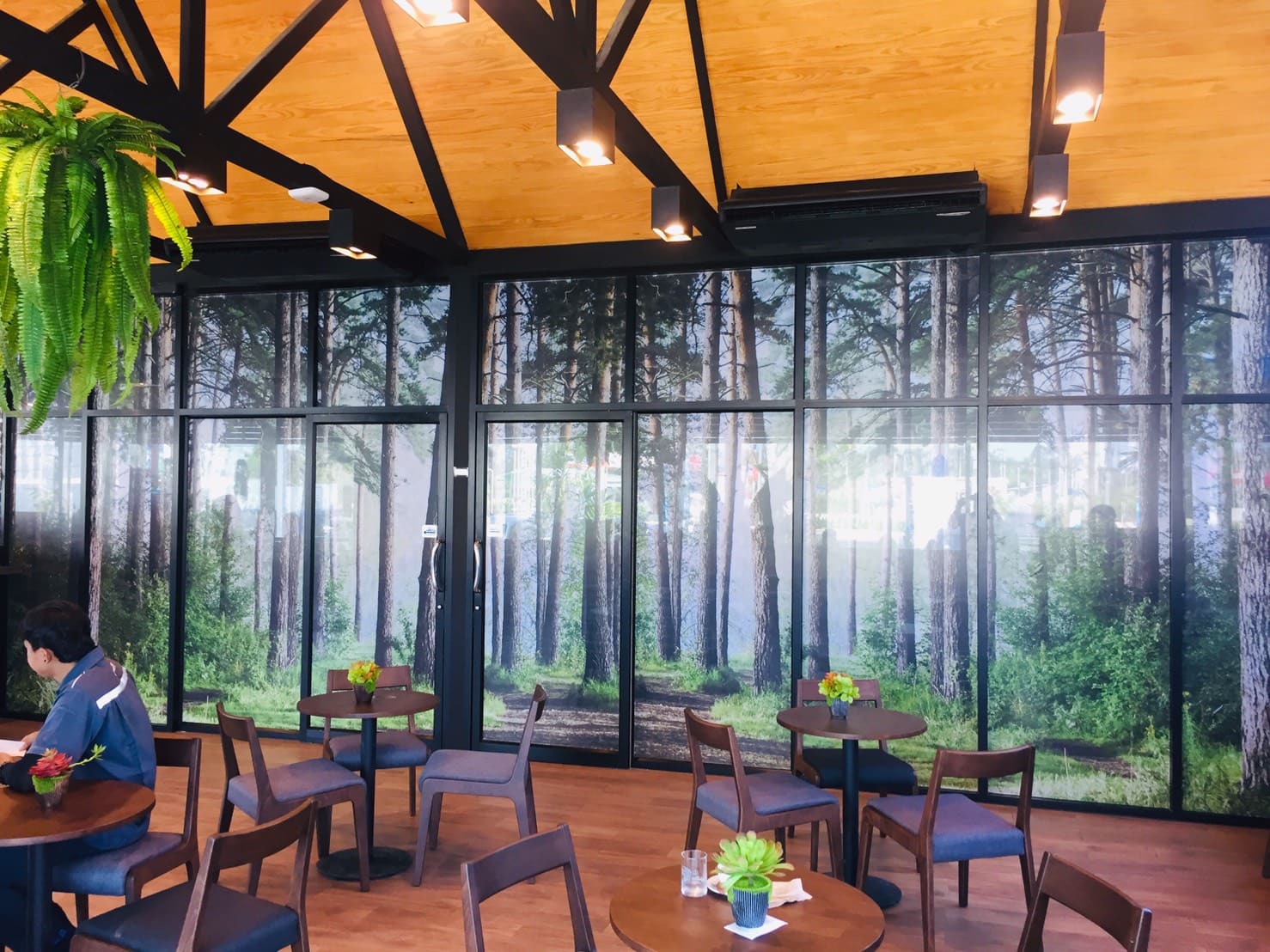 พิมพ์สติ๊กเกอร์ติดกระจกทึบแสง