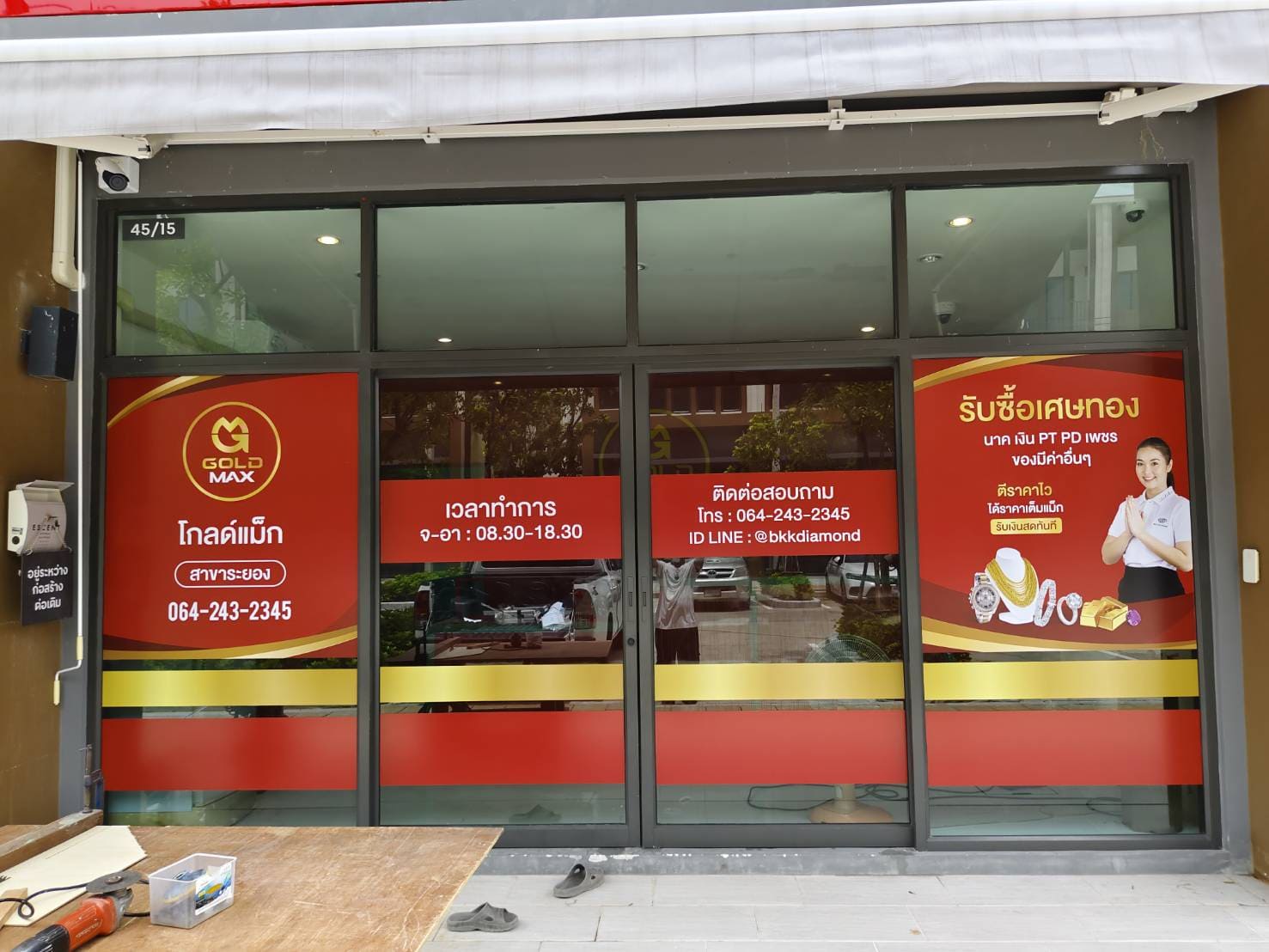 พิมพ์สติ๊กเกอร์ติดกระจกหน้าร้าน