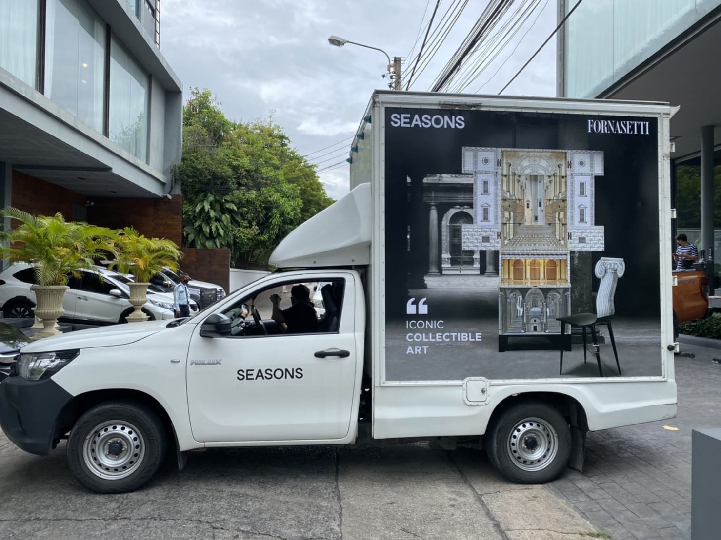 รับติดตั้งสติ๊กเกอร์ตู้ทึบนอกสถานที่