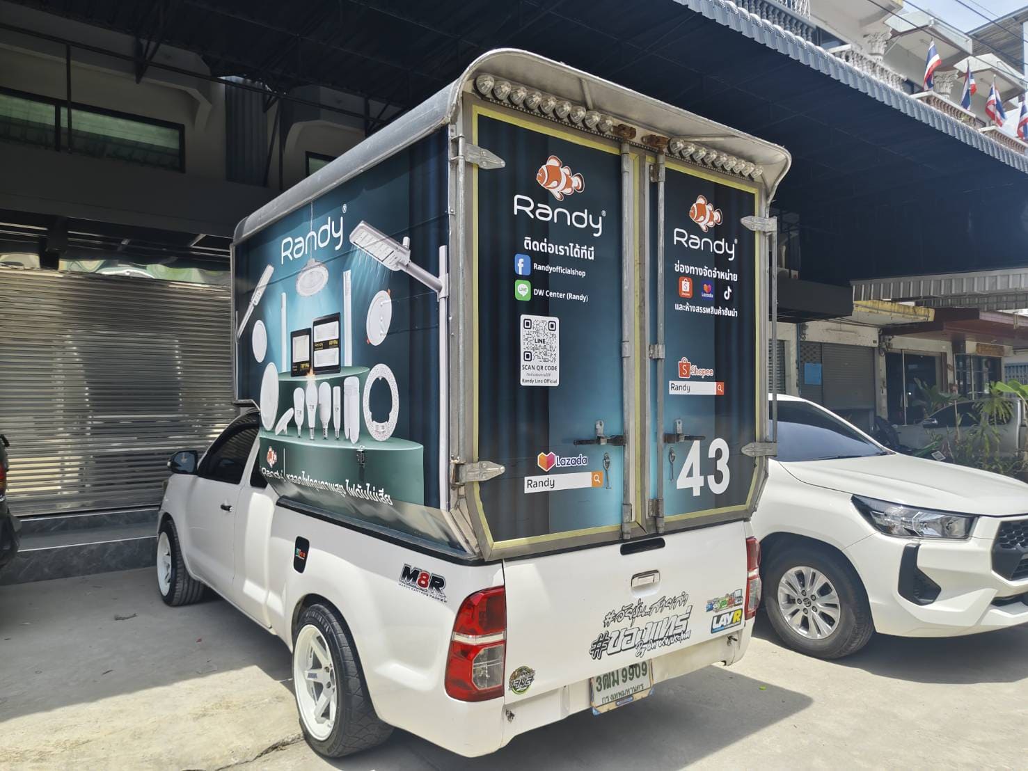 รับติดสติ๊กเกอร์รถตู้ทึบ