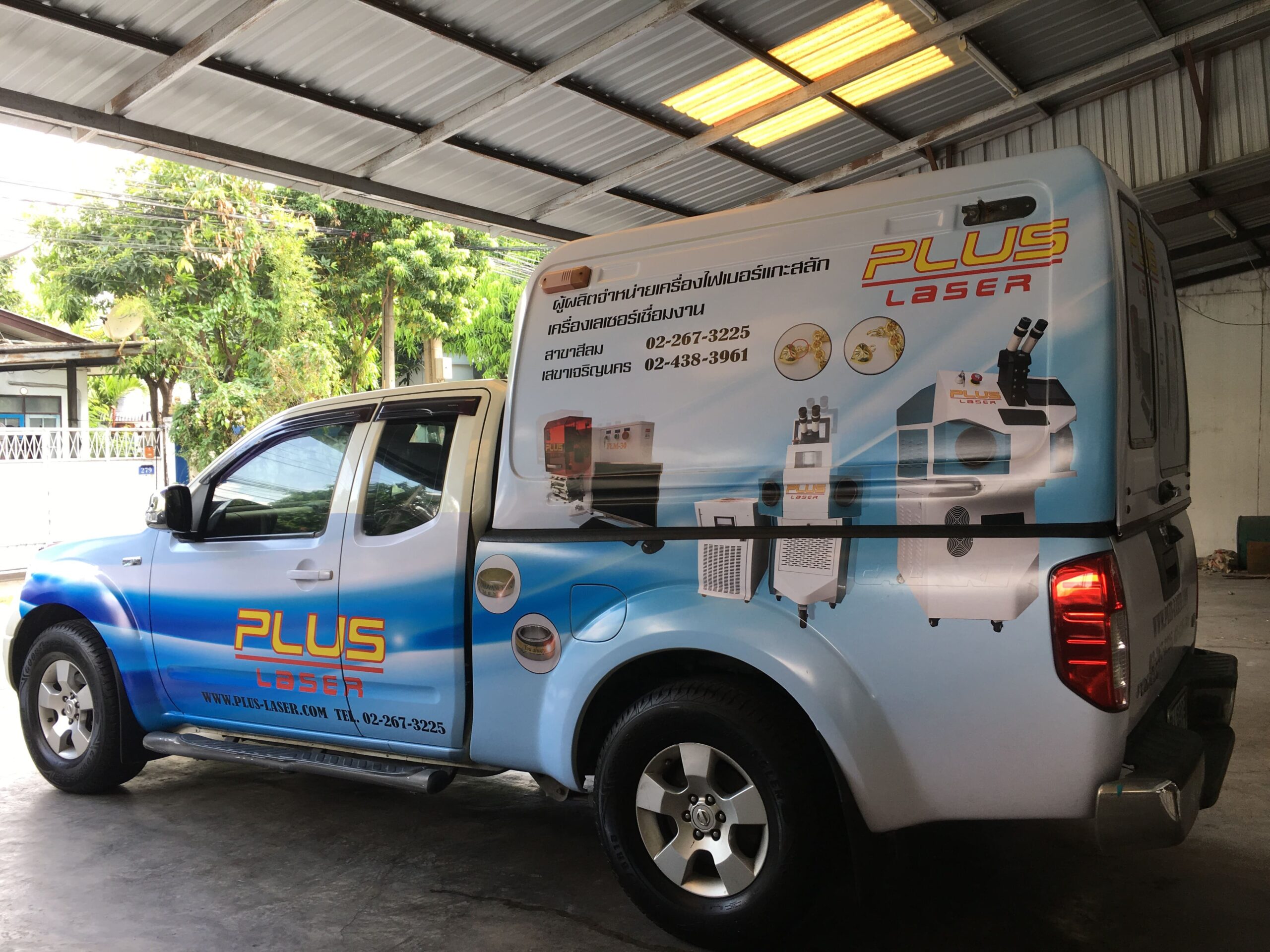 ร้านติดสติ๊กเกอร์กระจกรถโฆษณาเคลื่อนที่