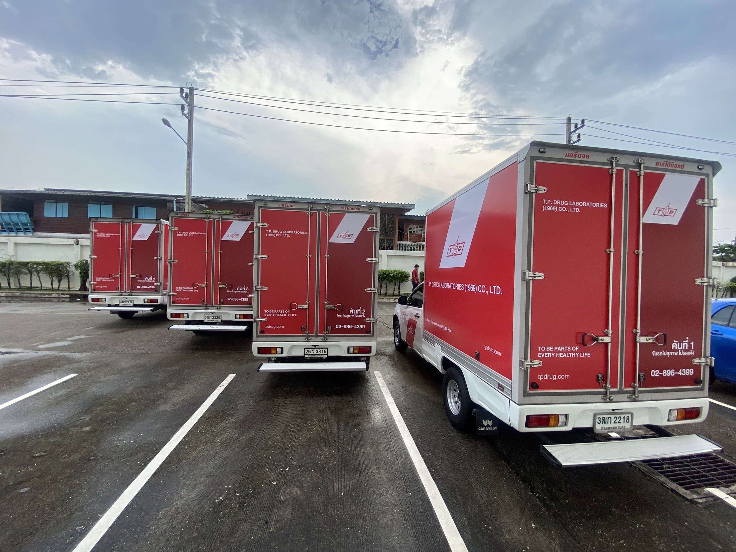 ร้านติดสติ๊กเกอร์รถขนส่งสินค้าเคลื่อนที่