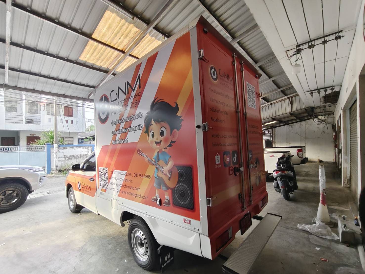 ร้านพิมพ์สติ๊กเกอร์ติดรถตู้ขนส่งสินค้าด่วน 