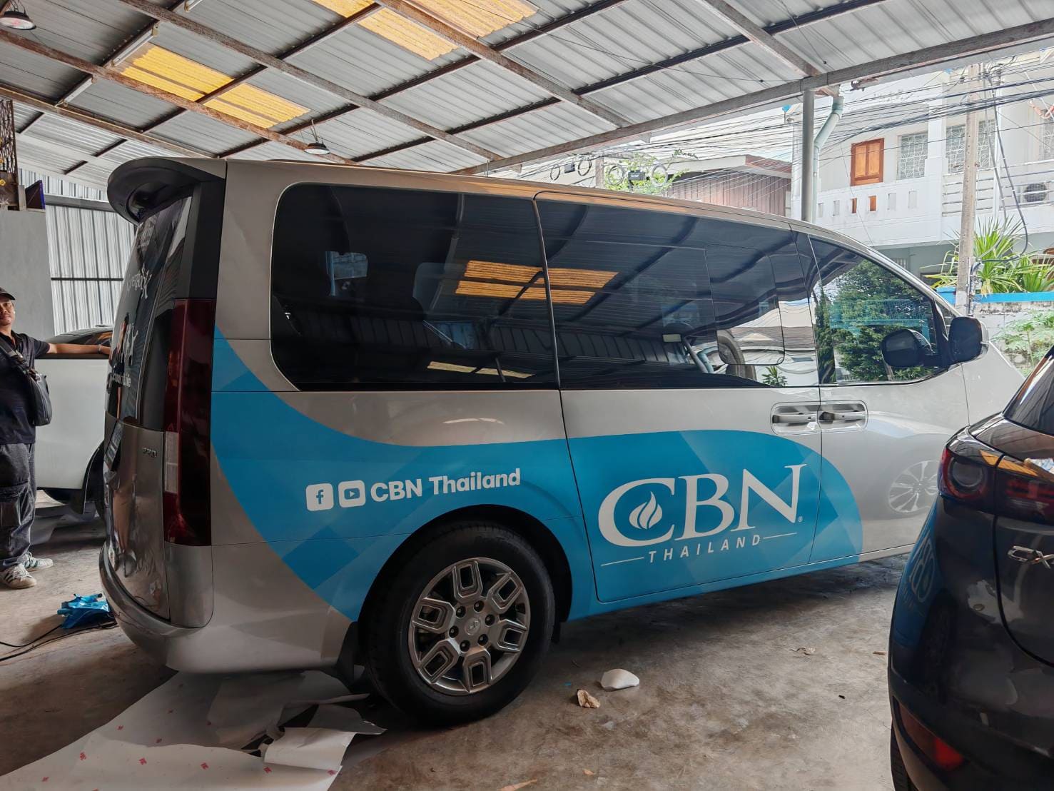 ร้านพิมพ์สติ๊กเกอร์ติดรถตู้ด่วน