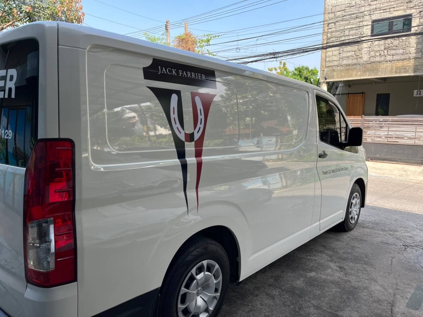 สติ๊กเกอร์ซีทรูติดกระจกรถตู้