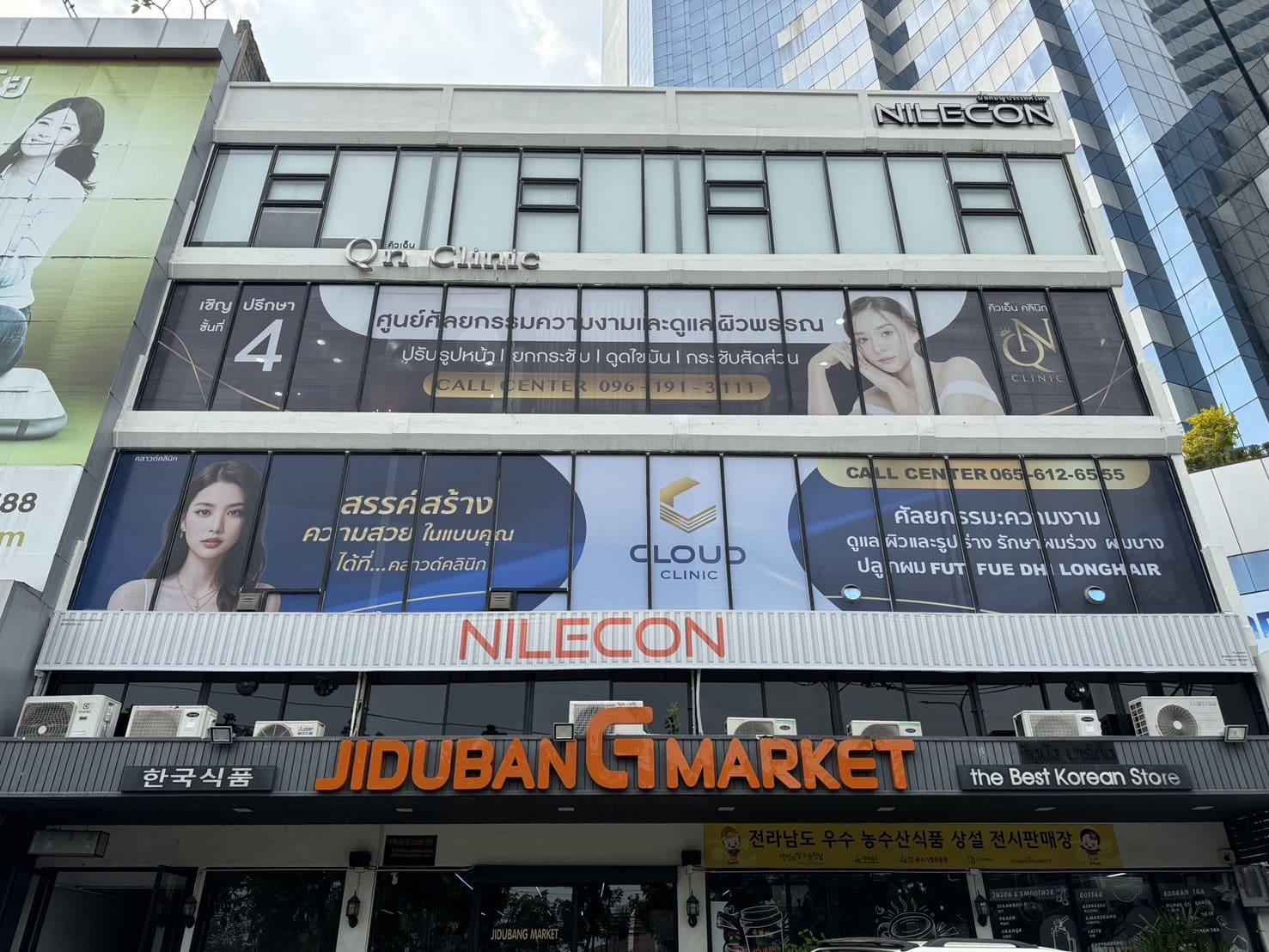 สติ๊กเกอร์ติดกระจกตกแต่งหน้าอาคาร