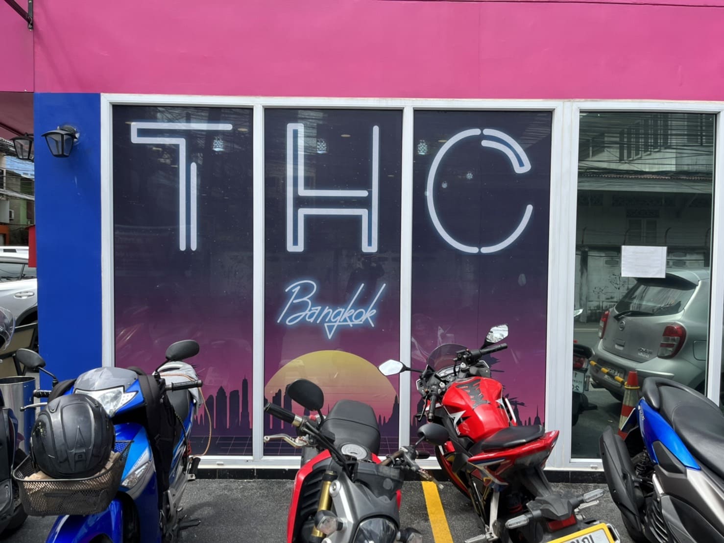 สติ๊กเกอร์ติดกระจกทึบแสงกันแดด