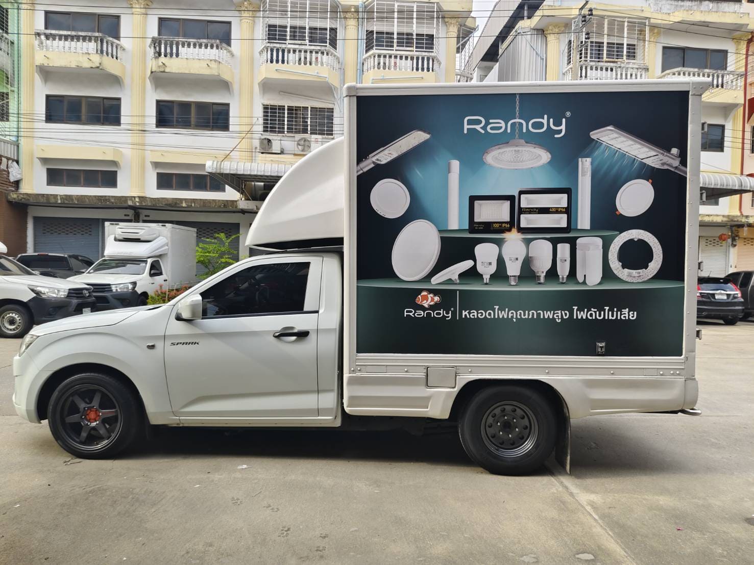 สติ๊กเกอร์ติดรถตู้ขนส่งสินค้า