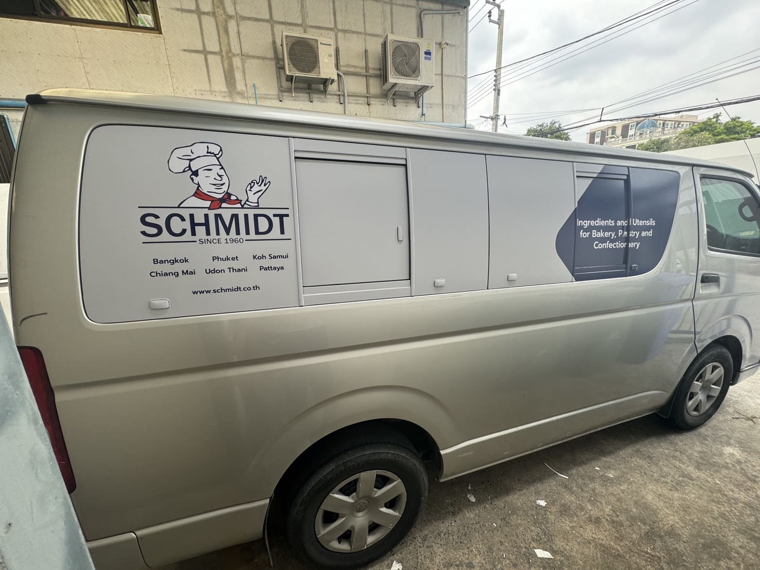 สติ๊กเกอร์ติดรถตู้บริษัท