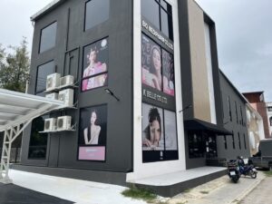 ติดสติ๊กเกอร์กระจกอาคารสูง