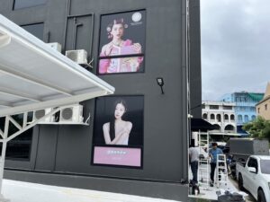 ติดสติ๊กเกอร์กระจกอาคารสูง