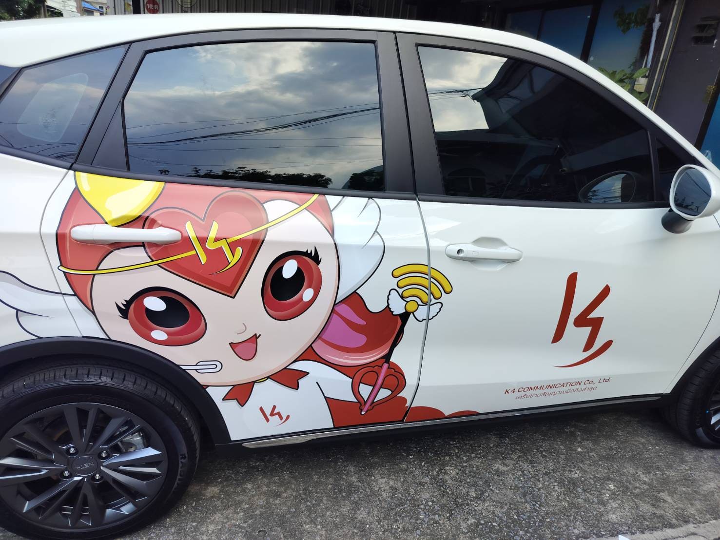 สติ๊กเกอร์ติดรถยนต์