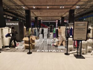 ตัดสติ๊กเกอร์ติดพื้น