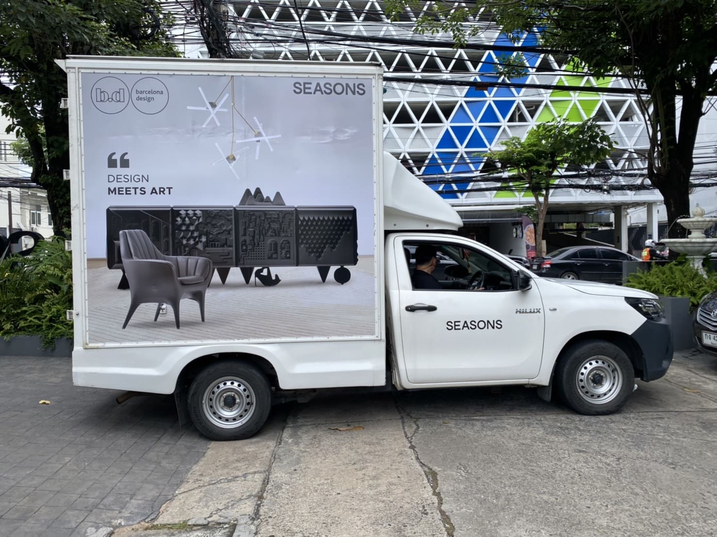 โรงพิมพ์สติ๊กเกอร์ติดรถตู้ทึบโฆษณา