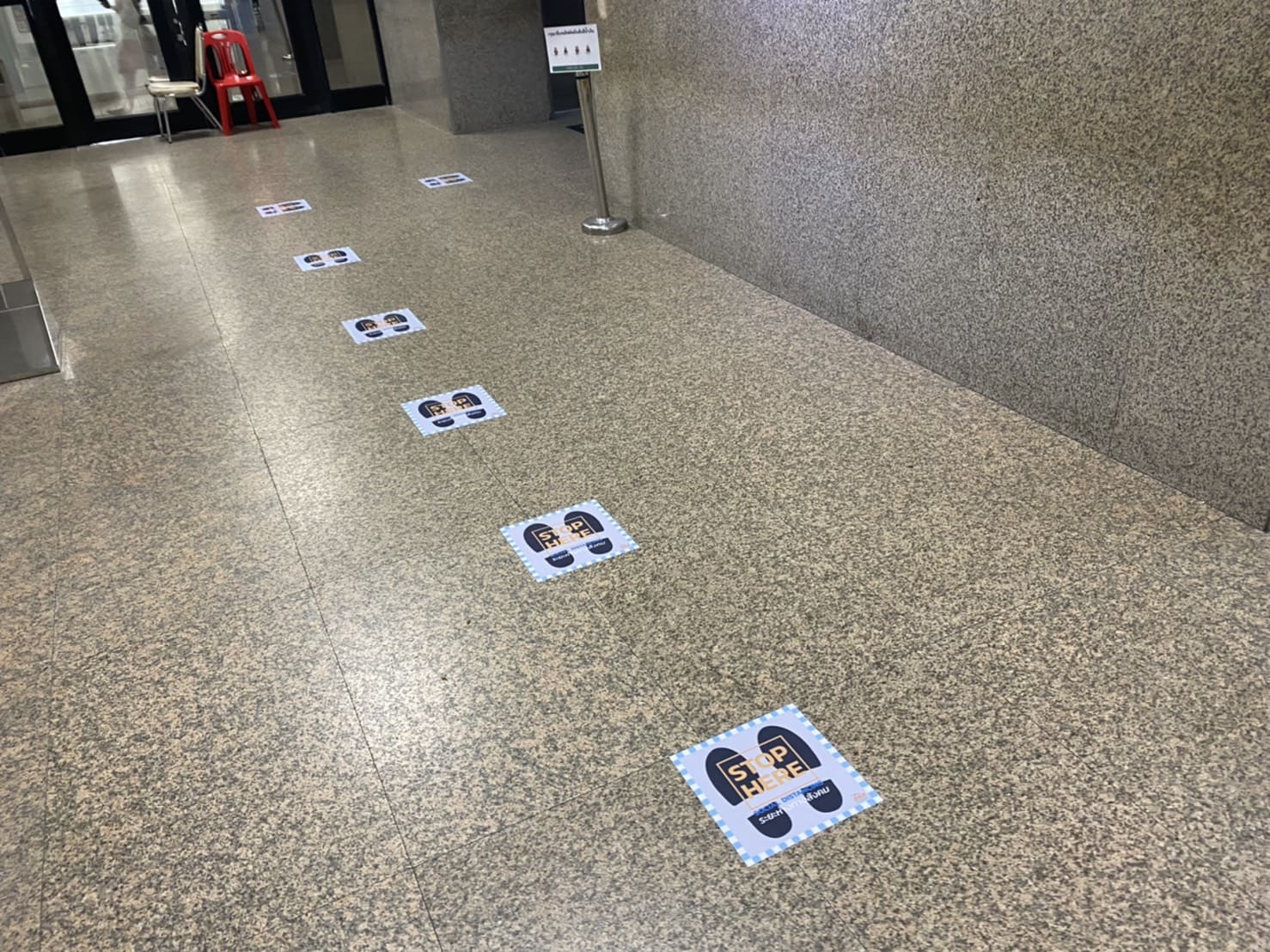 สติ๊กเกอร์ติดพื้นทางเดิน