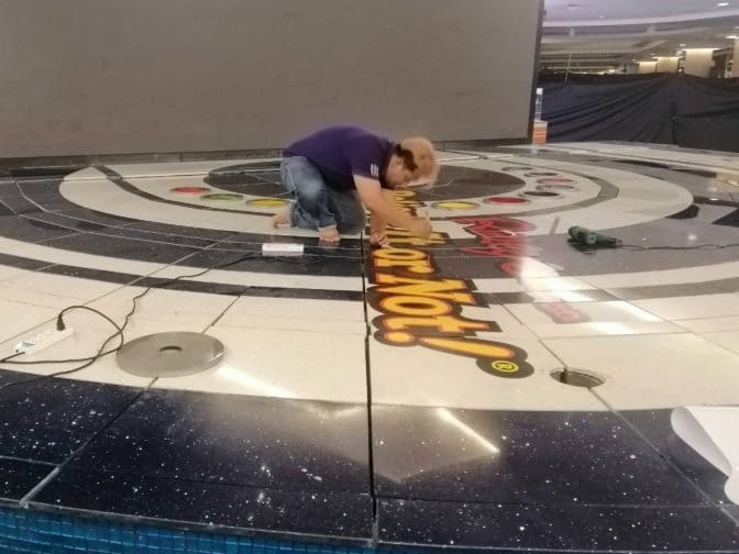 ตัดสติ๊กเกอร์โฆษณาติดพื้น