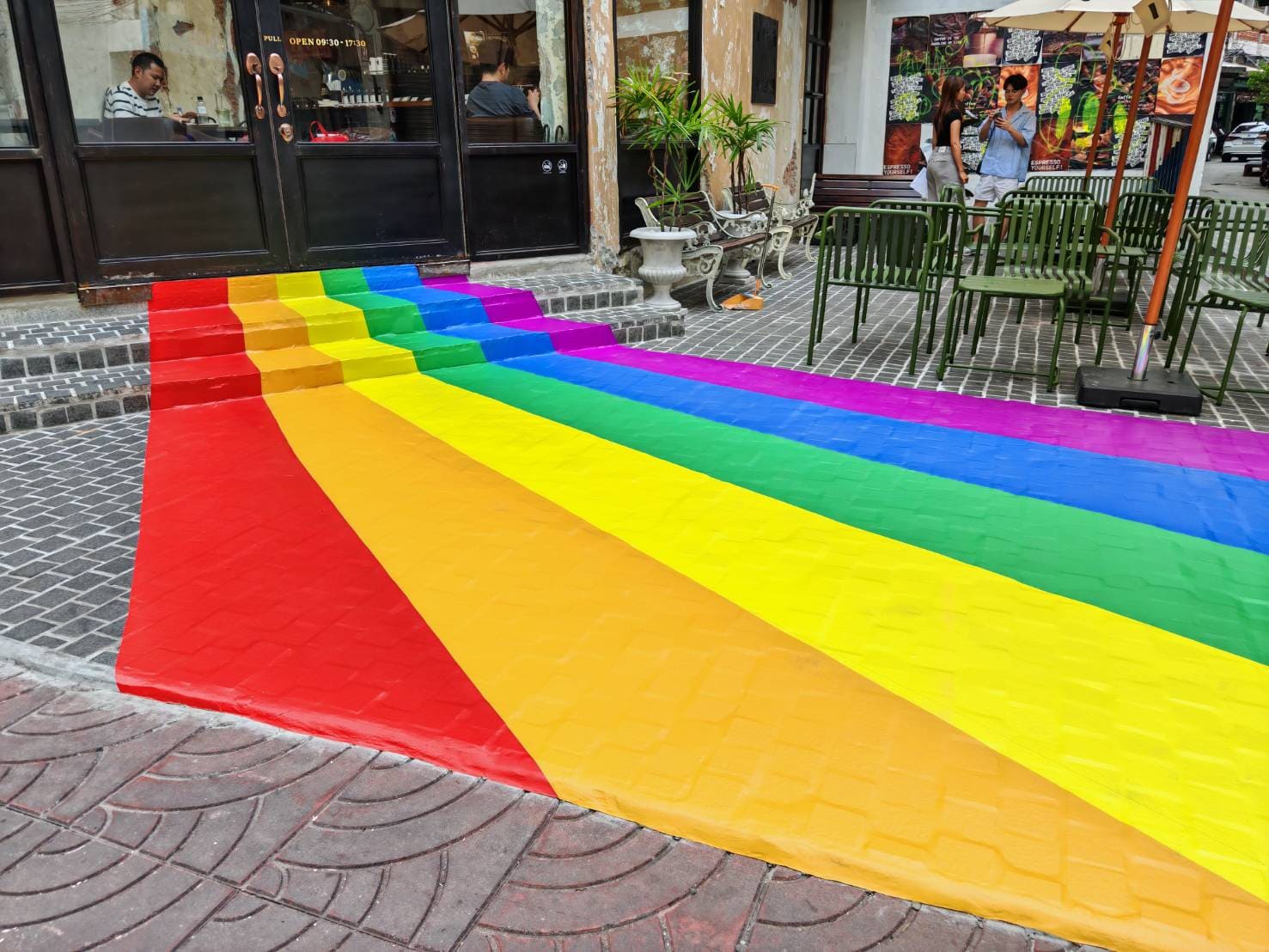 พิมพ์สติ๊กเกอร์ติดพื้นปูน