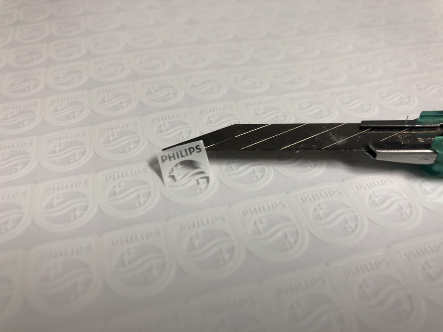 พิมพ์สติ๊กเกอร์โลโก้หมึกขาว ฉลากสินค้า