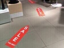 สติ๊กเกอร์ติดพื้นทางเดินลูกศรชี้ทาง