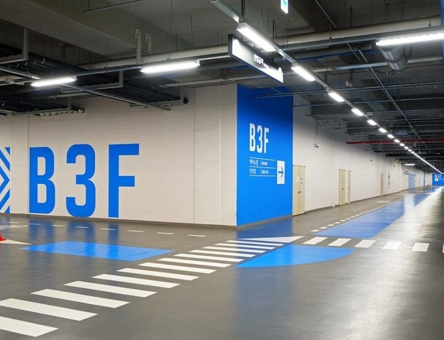 สติ๊กเกอร์ติดพื้นทางเดินโรงงาน