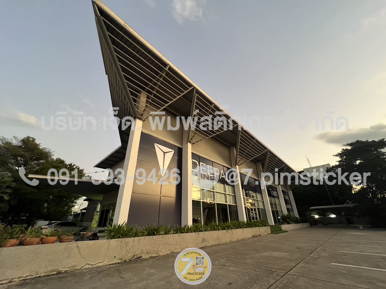 ติดสติ๊กเกอร์กระจกโชว์รูม