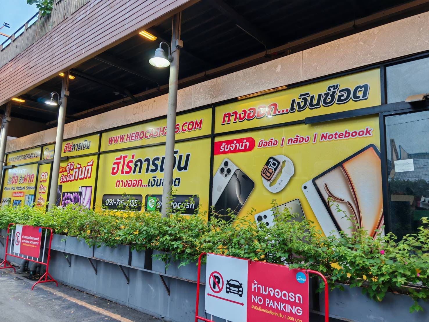 ติดสติ๊กเกอร์กระจกโชว์รูมโฆษณา