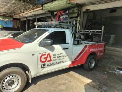 สติ๊กเกอร์โลโก้ และ ข้อมูลที่ติดลงรถ
