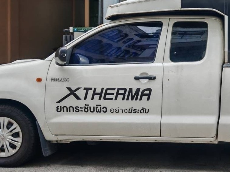 สติ๊กเกอร์โลโก้ติดข้างประตูรถบริษัท